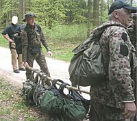Orientierungsmarsch verwundete Kameraden werden geborgen das Gepäck mitgeschleppt